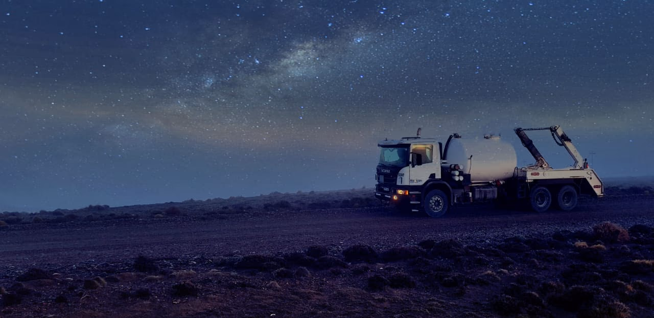 Unidad de Maxicon bajo cielo estrellado de la Patagonia