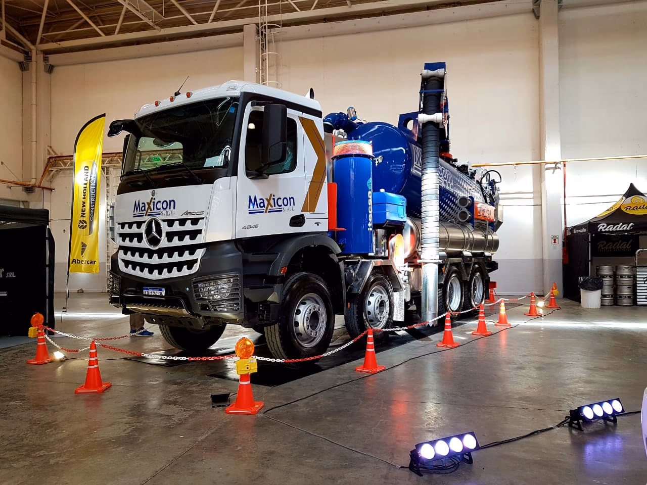 Equipo de alto vacío Mercedes-Benz Arocs de Maxicon