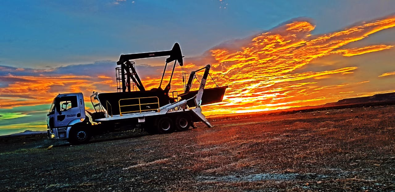 Transporte de equipos de Maxicon al atardecer
