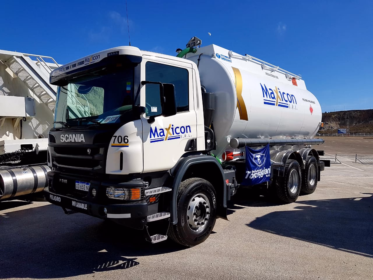 Equipo cisterna de Maxicon disponible para alquiler