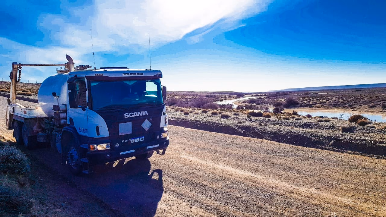 Camión cisterna de Maxicon en ruta de la Patagonia