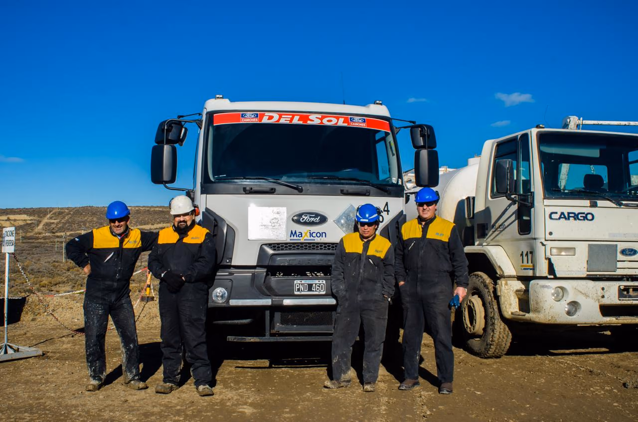 Equipo de operarios de Maxicon en campo